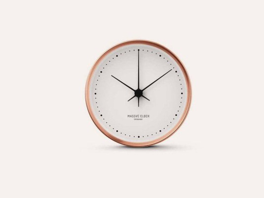 image of a watch without strap, with a golden frame, placed in a white background